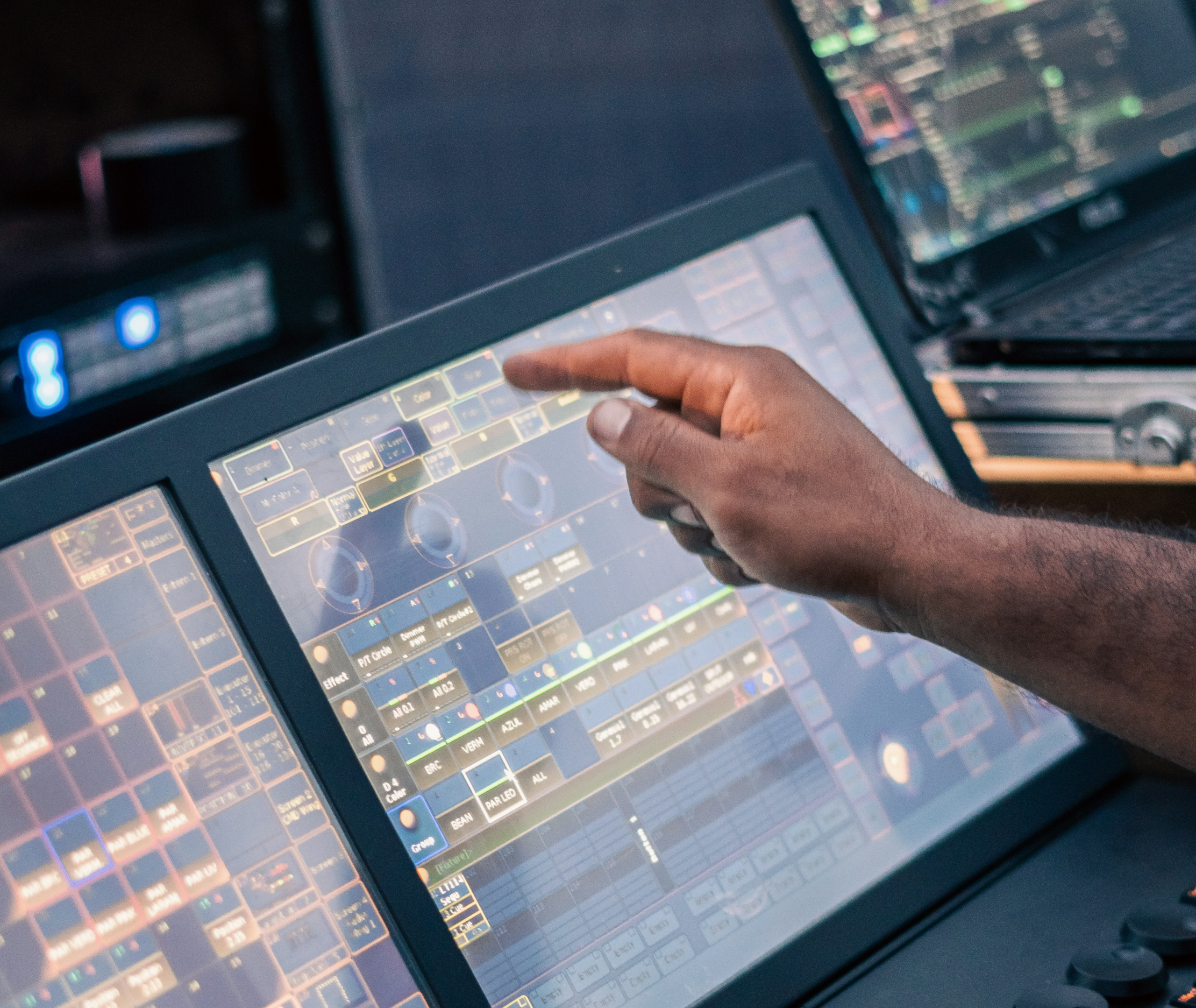 flavio-anibal-tR22HABL3VE-unsplash_cropped Person touching screen showing process monitoring software